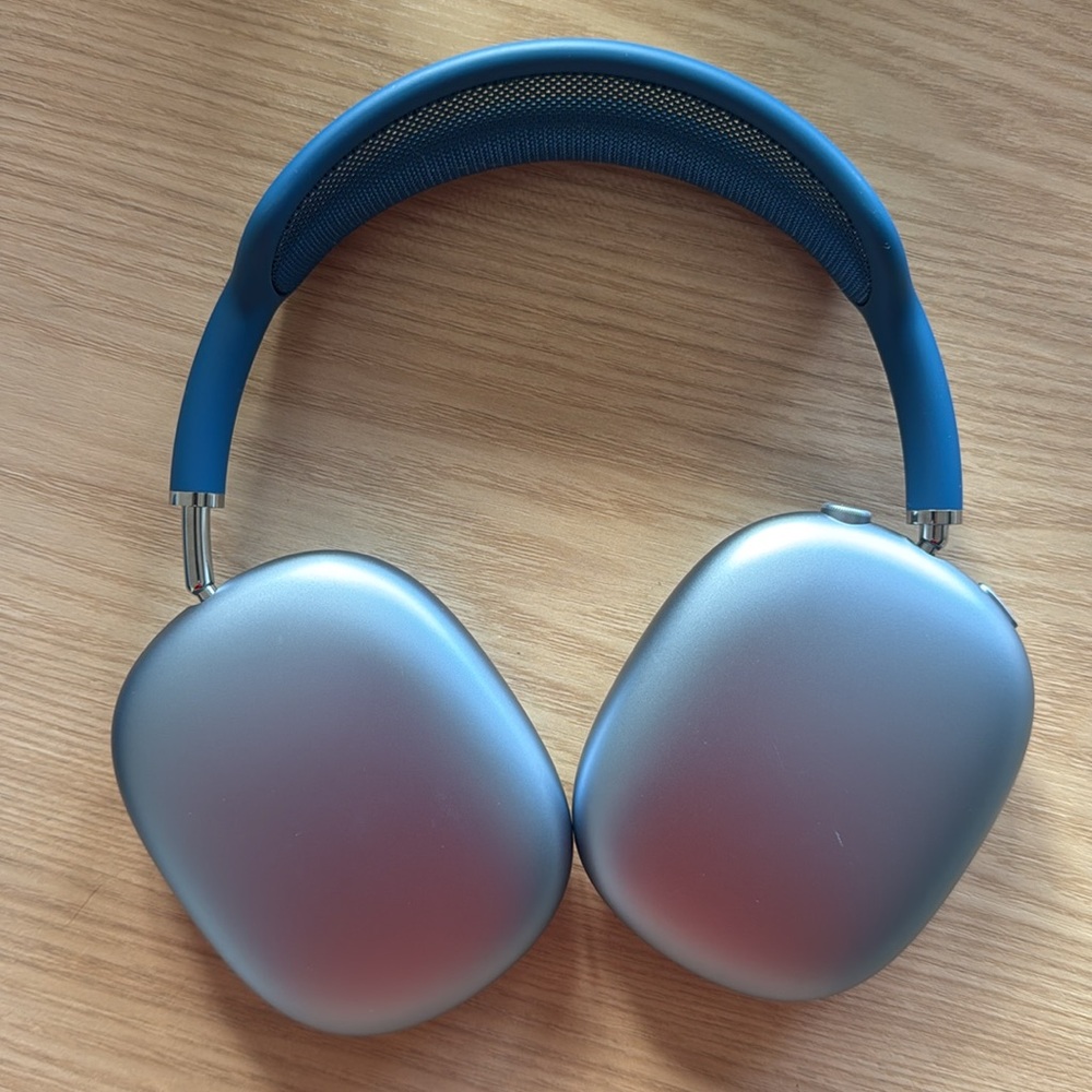 AirPods Max with smart case